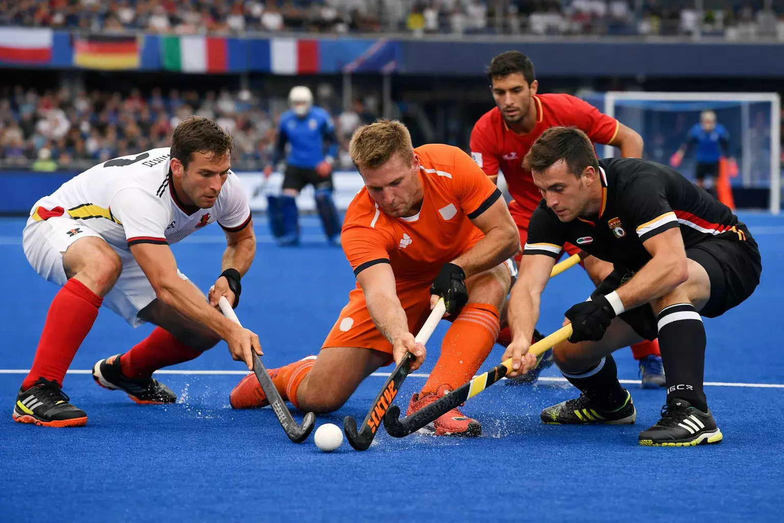 Europese hockeyteams strijden om de bal op kunstgras