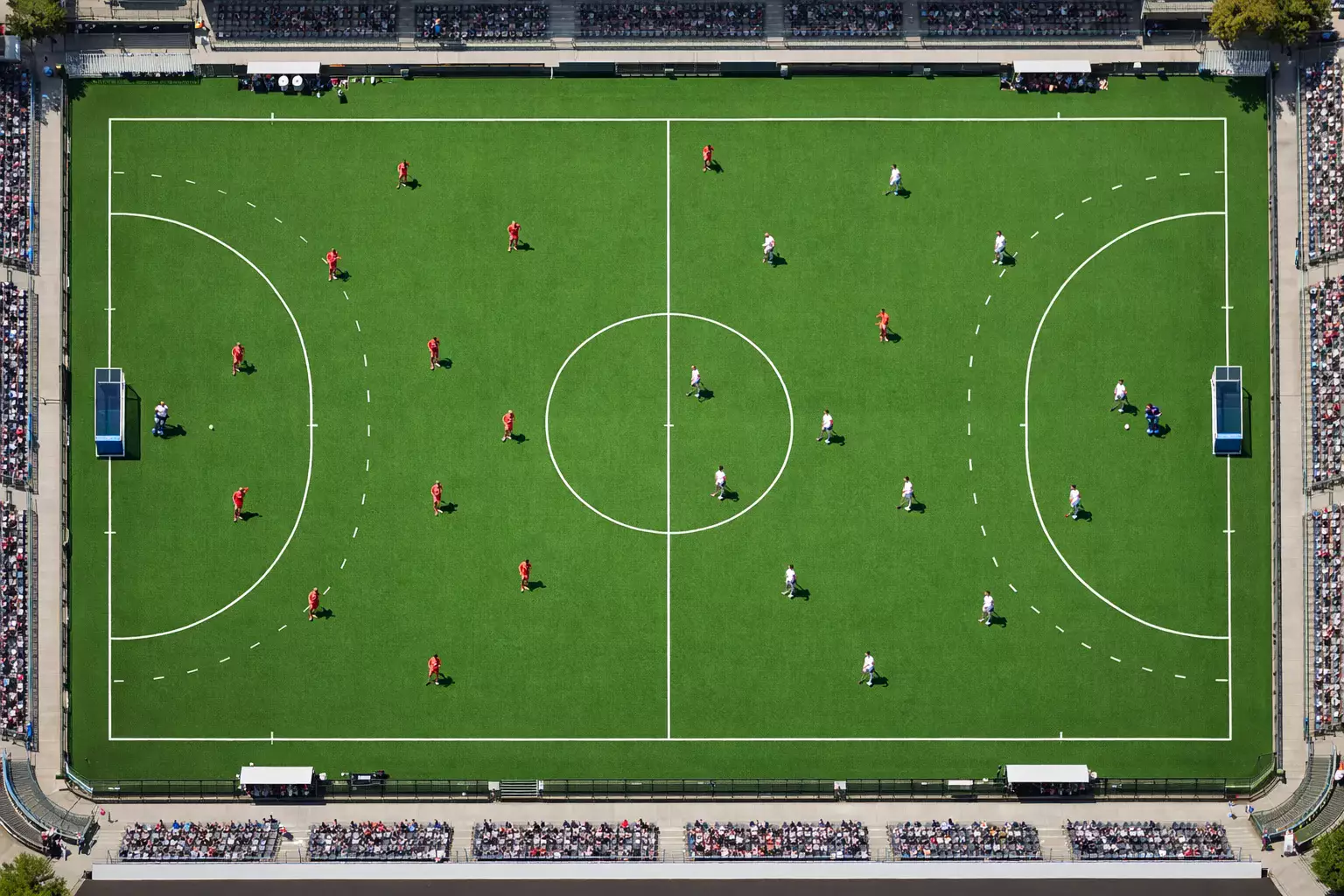 Hockeyveld vanuit vogelperspectief met duidelijke spelopstelling