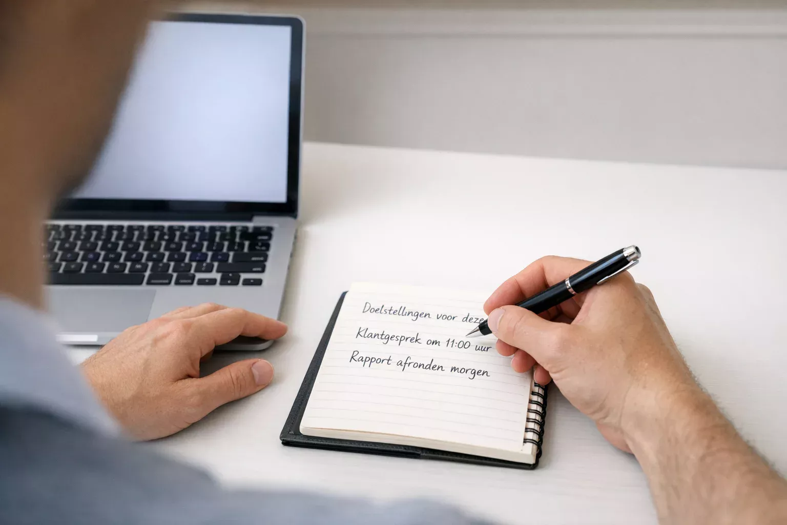 Geconcentreerde persoon maakt notities tijdens analyse