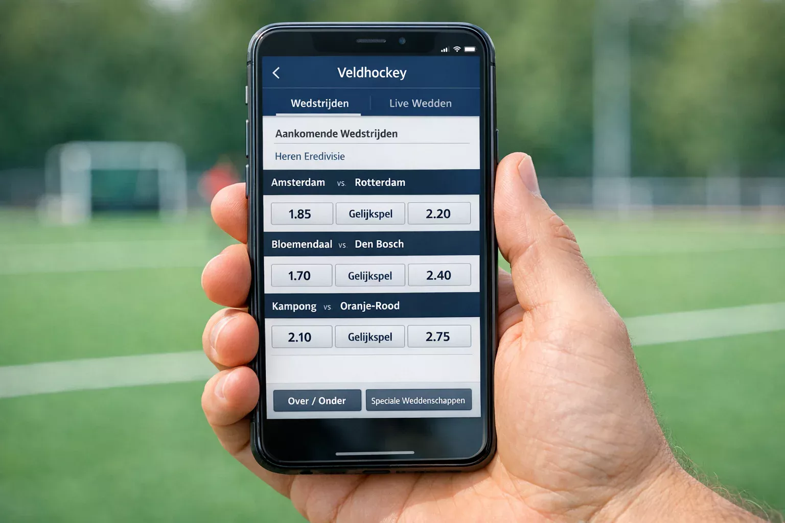 Hand houdt smartphone vast met sportweddenschap interface