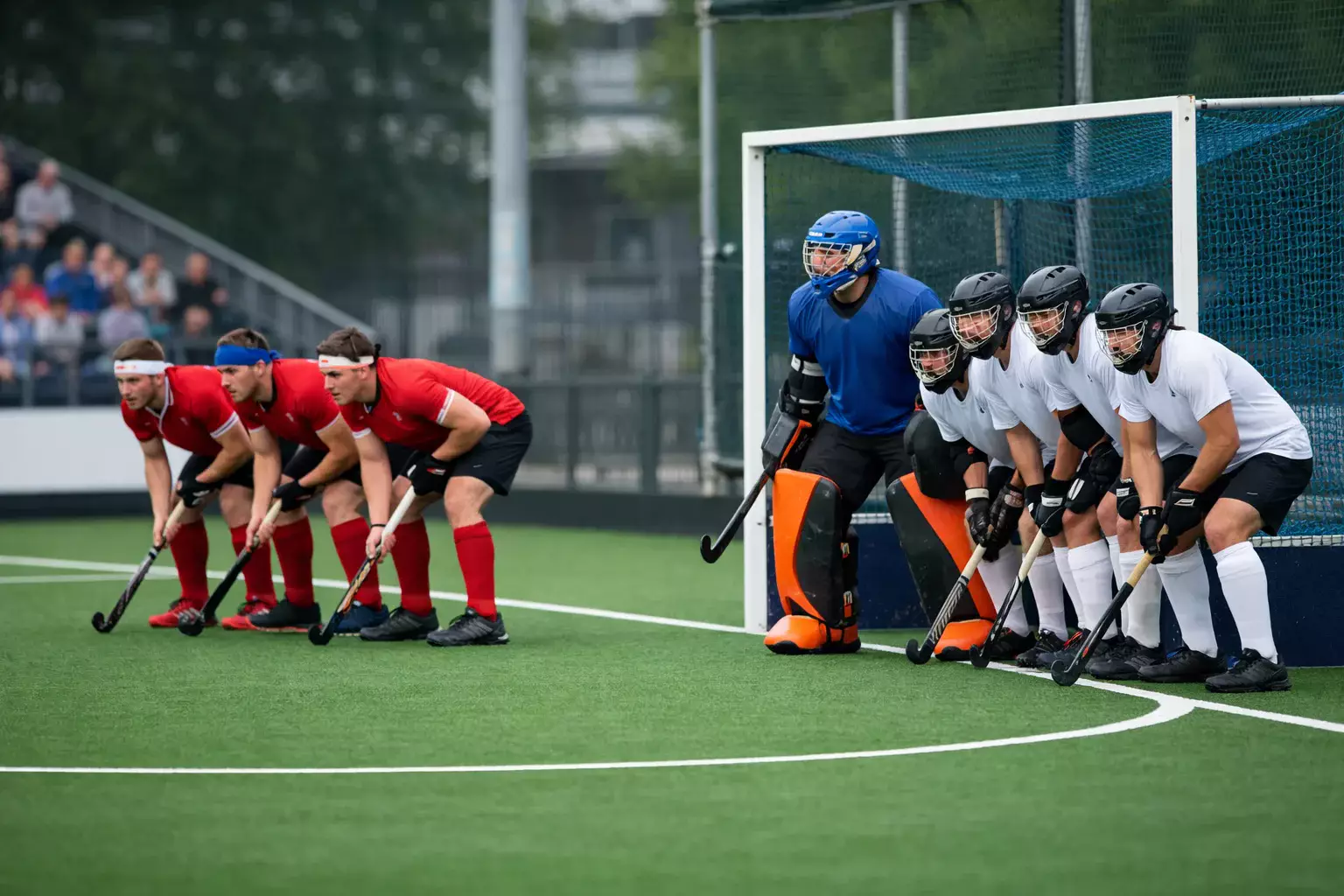 Hockeystrafcorner situatie met spelers klaar voor de uitvoering